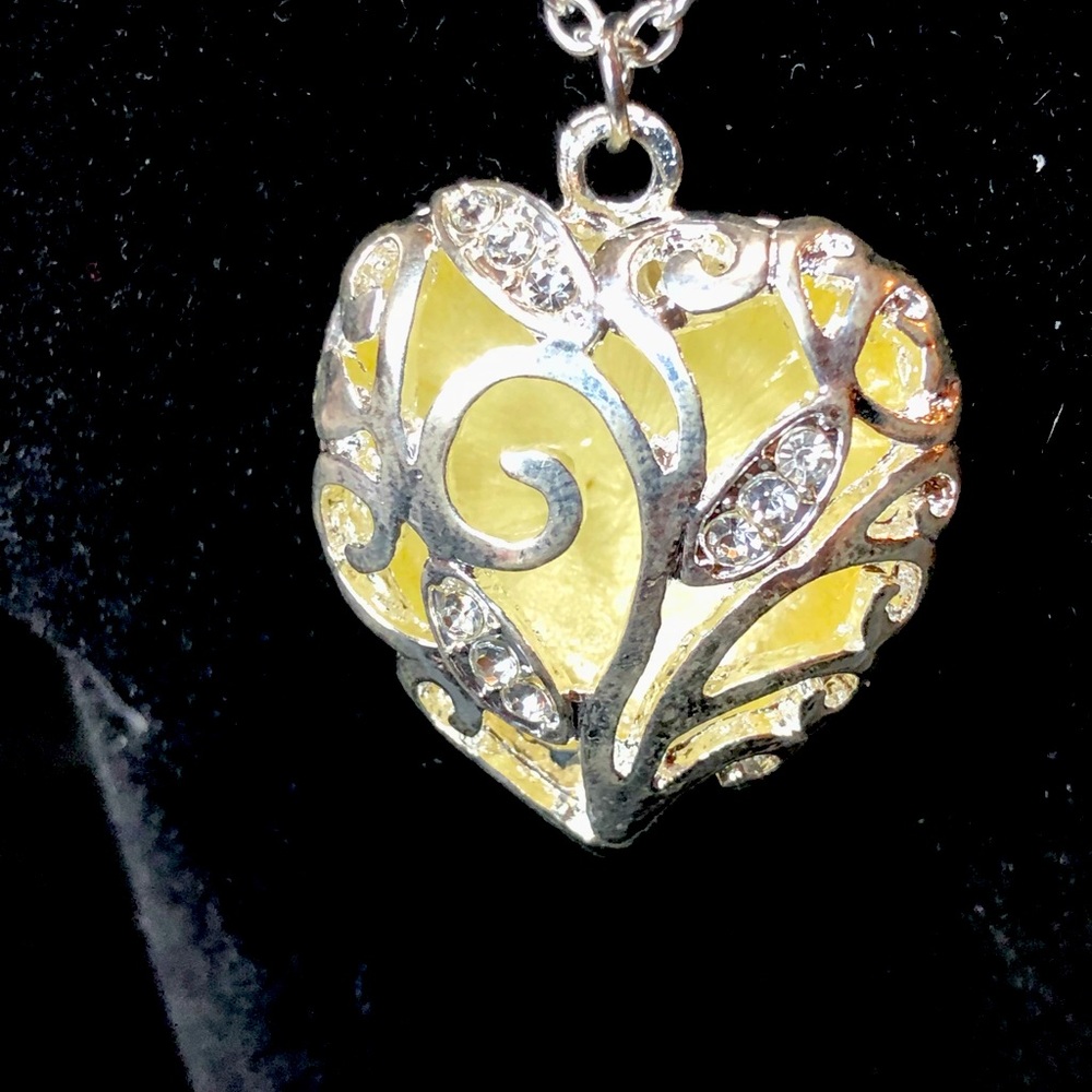This Beautiful Heart has a stone that glows in the dark!  NWOT!
